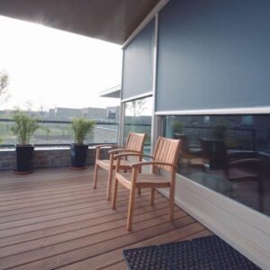 Toldo Universal zip en balcón con deck
