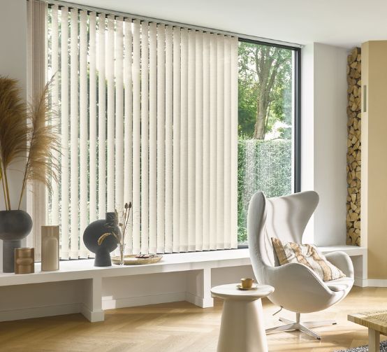 Cortinas bandas verticales en living moderno Cortinas bandas verticales blanca en sala de estar