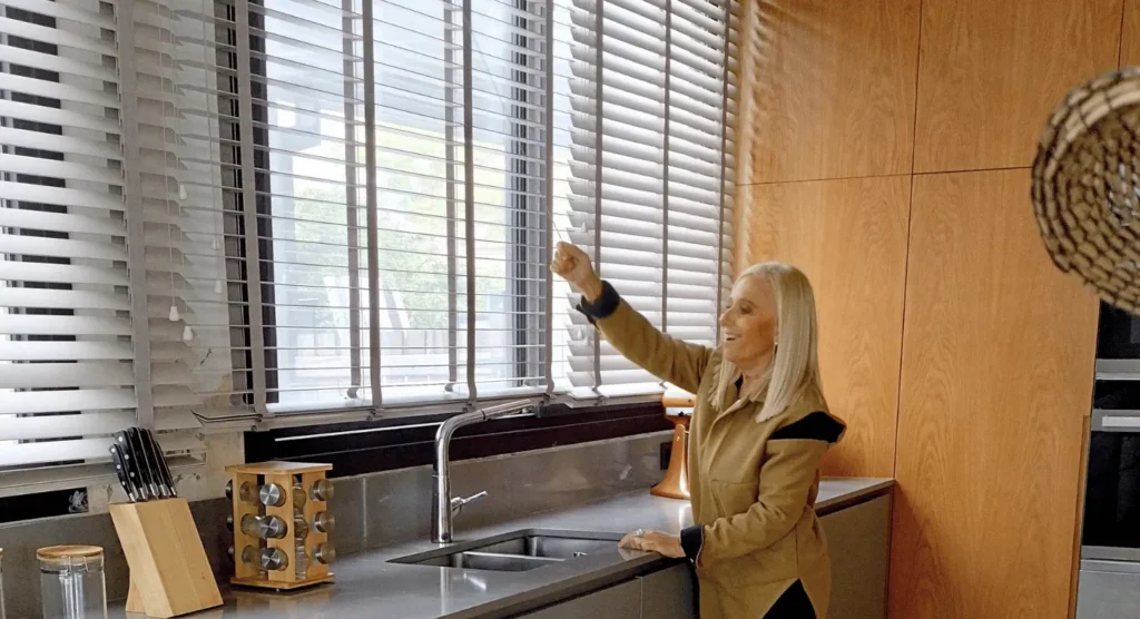 La Arq. Adriana Grin transforma una casa náutica y elige cortinas Horizontales 7 nota grin maderapng optimized