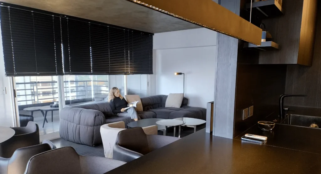 La Arq. Cecilia Freile nos muestra una reforma en un departamento urbano con cortinas de Hunter Douglas 10 proyecto wide aluminio negropng optimized