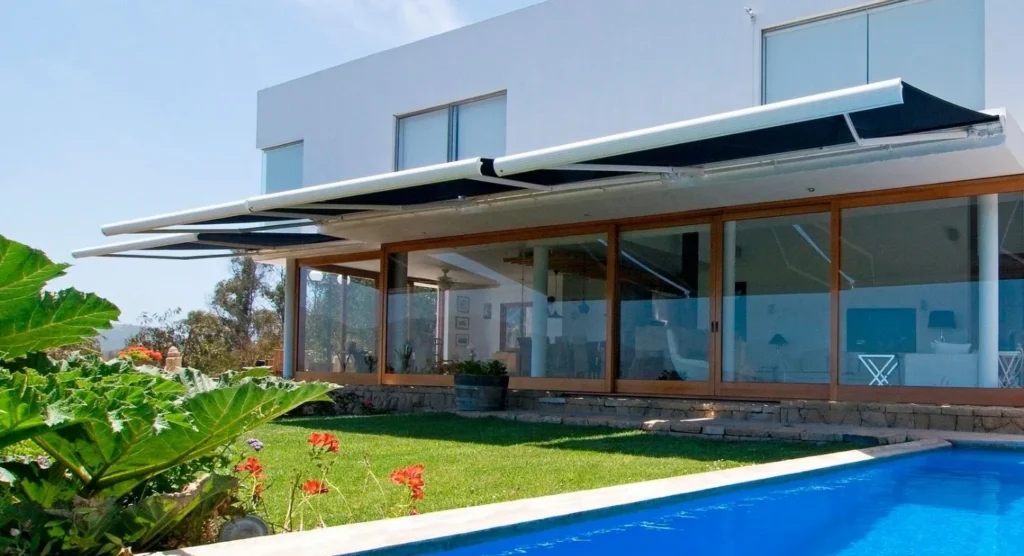 toldosmodernos negro con pileta hunter douglas optimized