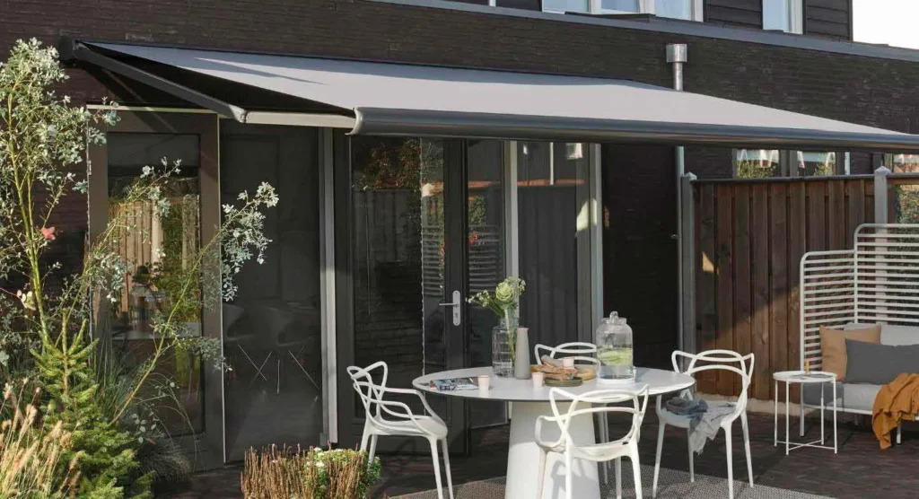 toldosparapatios negro con sillas hunterdouglas 1 optimized
