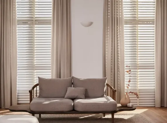 cortinas-tradicionales-con-cortinas-de-maderajpg-optimized-1